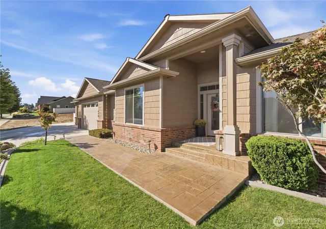 Photo 2 of Single family home for sale at 374 Laurie Dr, Wenatchee, WA 98801 | MLS# NWM2584519 | Listing updated on 2026-09-25