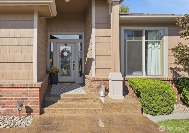 Photo 3 of Single family home for sale at 374 Laurie Dr, Wenatchee, WA 98801 | MLS# NWM2584519 | Listing updated on 2026-09-25
