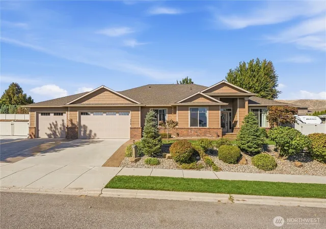 Photo 1 of Single family home for sale at 374 Laurie Dr, Wenatchee, WA 98801 | MLS# NWM2584519 | Listing updated on 2026-10-18