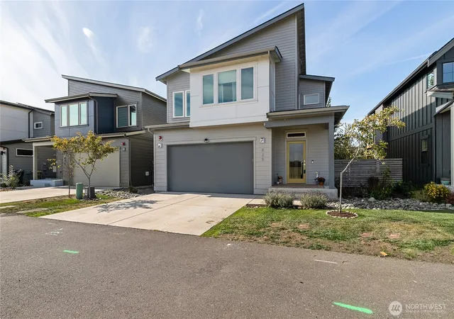Photo 1 of Single family home for sale at 825 Northview St, Bellingham, WA 98226 | MLS# NWM2584590 | Listing updated on 2026-09-28