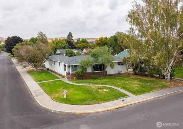 Single family home for sale at 165 D St SW, Ephrata, WA 98823 | MLS# NWM2584598