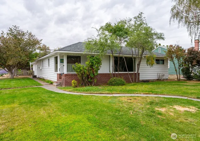 Photo 3 of Single family home for sale at 165 D St SW, Ephrata, WA 98823 | MLS# NWM2584598 | Listing updated on 2026-09-22