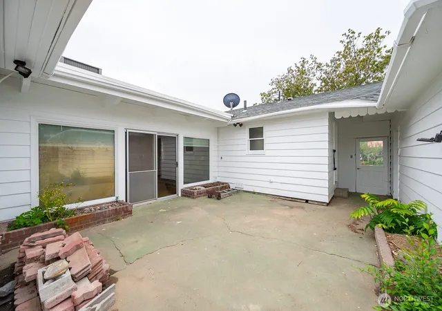 Photo 4 of Single family home for sale at 165 D St SW, Ephrata, WA 98823 | MLS# NWM2584598 | Listing updated on 2026-09-22