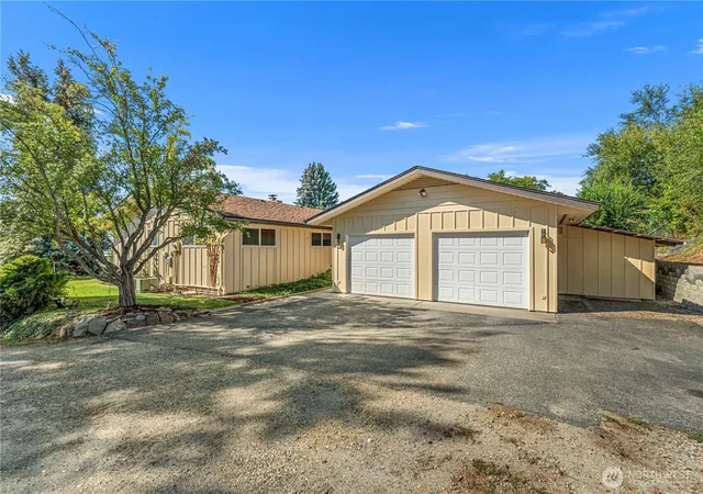 Photo 2 of Single family home for sale at 116 View Ridge Cir, Wenatchee, WA 98801 | MLS# NWM2584640 | Listing updated on 2026-10-01