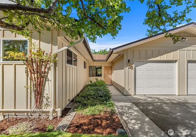 Photo 3 of Single family home for sale at 116 View Ridge Cir, Wenatchee, WA 98801 | MLS# NWM2584640 | Listing updated on 2026-10-01