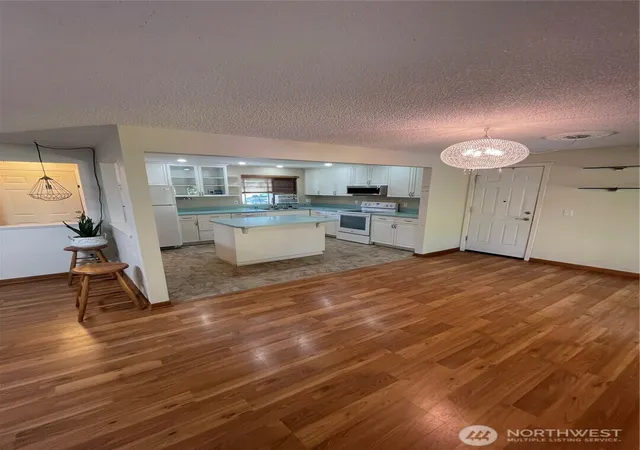 Photo 3 of Single family home for sale at 32508 44th Avenue S, Federal Way, WA 98001 | MLS# NWM2584666 | Listing updated on 2026-09-30
