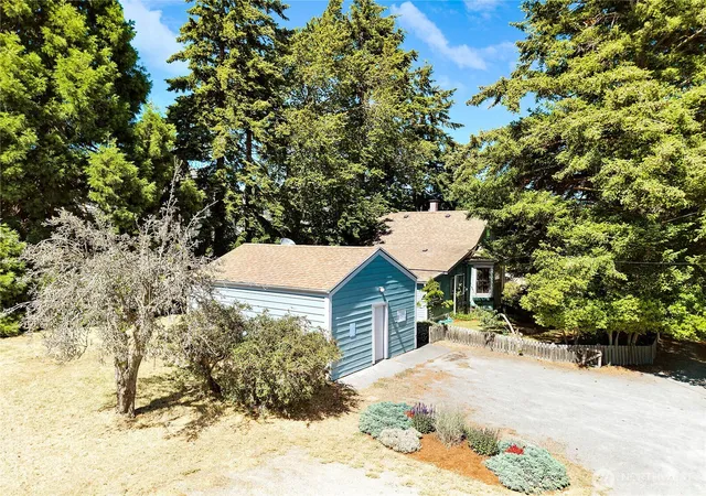 Photo 3 of Sale Pending at 911 Tyler St, Port Townsend, WA 98368 | MLS# NWM2584689 | Listing updated on 2026-09-22