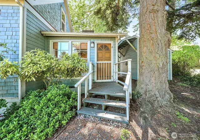 Photo 3 of Sale Pending at 911 Tyler St, Port Townsend, WA 98368 | MLS# NWM2584689 | Listing updated on 2026-09-22