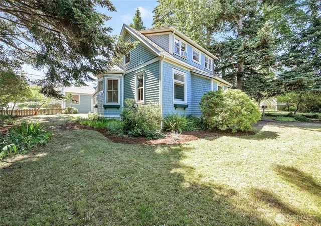 Photo 4 of Sale Pending at 911 Tyler St, Port Townsend, WA 98368 | MLS# NWM2584689 | Listing updated on 2026-09-22