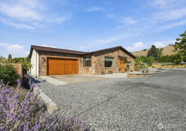 Single family home for sale at 1396 S Tyee Ave, East Wenatchee, WA 98802 | MLS# NWM2584705