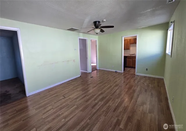 Photo 3 of Single family home for sale at 307 W Summa St, Centralia, WA 98531 | MLS# NWM2584731 | Listing updated on 2026-09-22