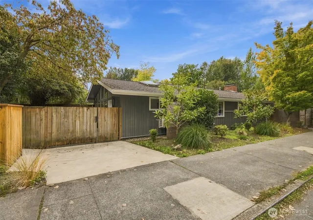 Photo 2 of Single family home for sale at 3860 Ne 41st Street, Seattle, WA 98105 | MLS# NWM2584741 | Listing updated on 2026-10-01