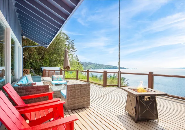 Photo 1 of Single family home for sale at 4070 S Smugglers Cvs Rd, Greenbank, WA 98253 | MLS# NWM2584749 | Listing updated on 2026-09-28