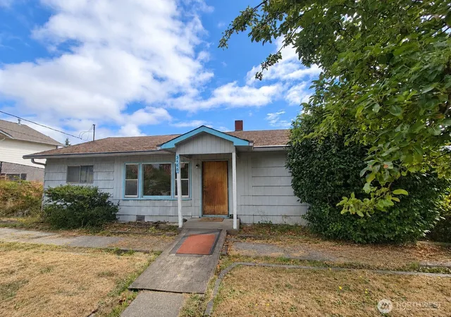 Photo 3 of Sale Pending at 3460 Forest Dr Ne, Bremerton, WA 98310 | MLS# NWM2584758 | Listing updated on 2026-10-01