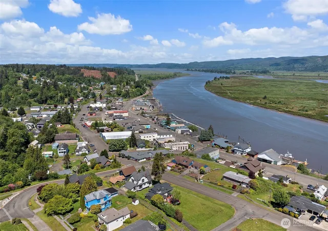 Photo 3 of Single family home for sale at 716 1st Street W, South Bend, WA 98586 | MLS# NWM2584782 | Listing updated on 2026-09-21