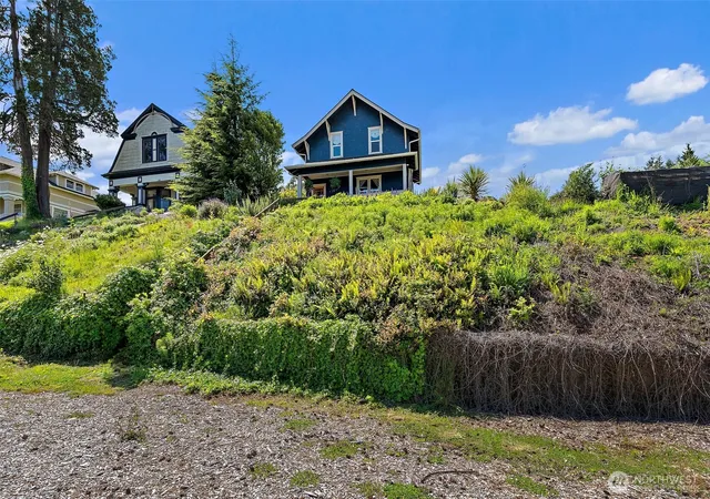 Photo 3 of Single family home for sale at 716 1st Street W, South Bend, WA 98586 | MLS# NWM2584782 | Listing updated on 2026-09-21