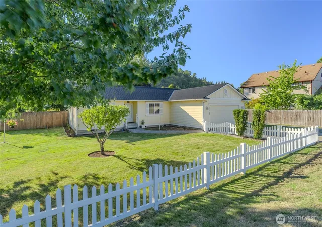 Photo 2 of Single family home for sale at 559 Algona Blvd N, Algona, WA 98001 | MLS# NWM2584783 | Listing updated on 2026-10-01