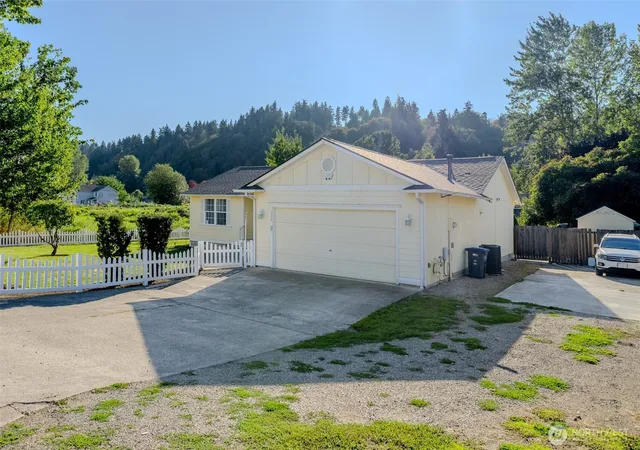 Photo 3 of Single family home for sale at 559 Algona Blvd N, Algona, WA 98001 | MLS# NWM2584783 | Listing updated on 2026-10-01