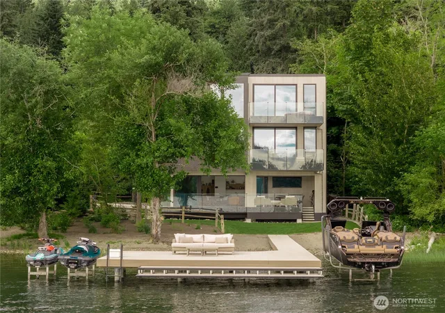Photo 2 of Single family home for sale at 3101 E Lake Sammamish Pkwy Ne, Sammamish, WA 98074 | MLS# NWM2584820 | Listing updated on 2026-10-01