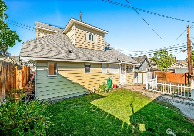 Photo 3 of Multi family home for sale at 415 Palouse St, Wenatchee, WA 98801 | MLS# NWM2584876 | Listing updated on 2026-10-01
