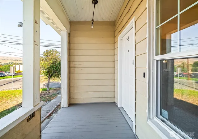 Photo 3 of House for sale at 415 Palouse St, Wenatchee, WA 98801 | MLS# NWM2584876 | Listing updated on 2026-10-01
