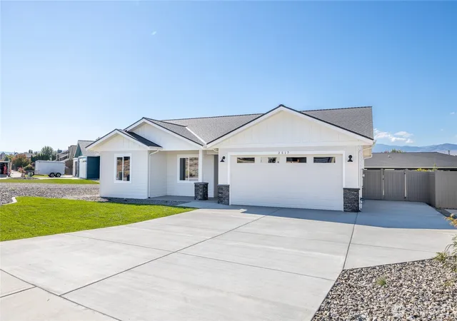 Photo 2 of Single family home for sale at 2517 Plateau Dr, East Wenatchee, WA 98802 | MLS# NWM2584886 | Listing updated on 2026-09-19