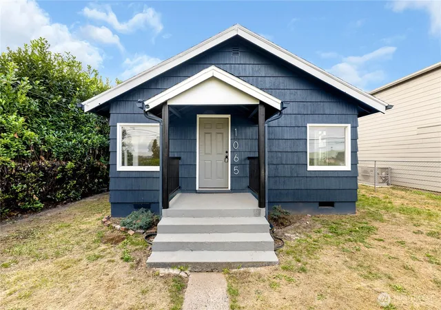Photo 1 of Single family home for sale at 1065 7th Avenue, Longview, WA 98632 | MLS# NWM2584896 | Listing updated on 2026-09-22