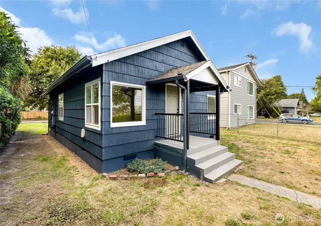 Photo 2 of Single family home for sale at 1065 7th Avenue, Longview, WA 98632 | MLS# NWM2584896 | Listing updated on 2026-09-22