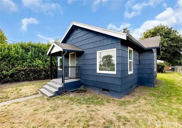 Photo 3 of Single family home for sale at 1065 7th Avenue, Longview, WA 98632 | MLS# NWM2584896 | Listing updated on 2026-09-22