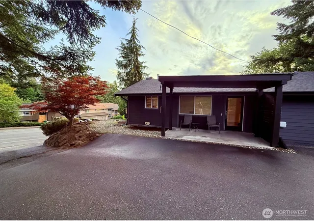 Photo 4 of Single family home for sale at 2000 NE 27th Street, Renton, WA 98056 | MLS# NWM2584936 | Listing updated on 2026-09-19