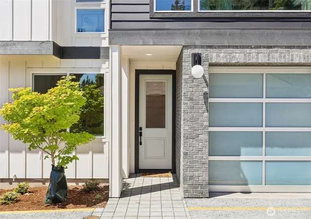 Photo 2 of Single family home for sale at 1516 Northeast 147th St, Shoreline, WA 98155 | MLS# NWM2584940 | Listing updated on 2026-09-29