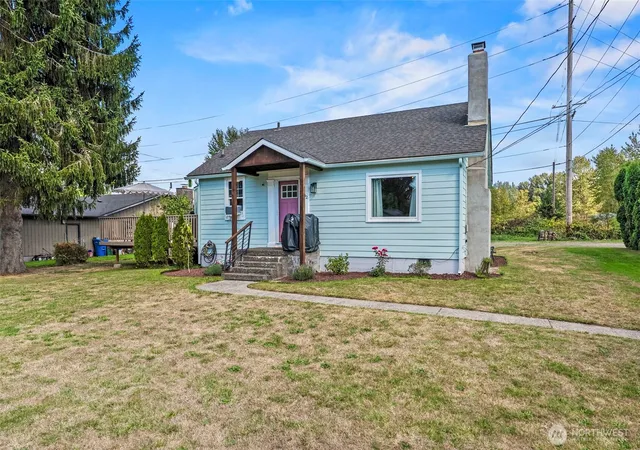 Photo 3 of Single family home for sale at 202 Cowlitz Dr, Kelso, WA 98626 | MLS# NWM2584953 | Listing updated on 2026-09-25