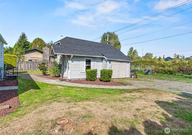 Photo 4 of Single family home for sale at 202 Cowlitz Dr, Kelso, WA 98626 | MLS# NWM2584953 | Listing updated on 2026-09-25