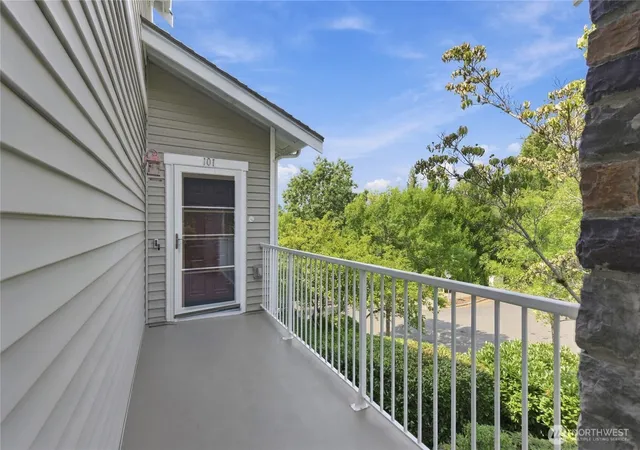 Photo 4 of Townhouse for sale at 1601 NE Katsura St #101, Issaquah, WA 98029 | MLS# NWM2584957 | Listing updated on 2026-09-22