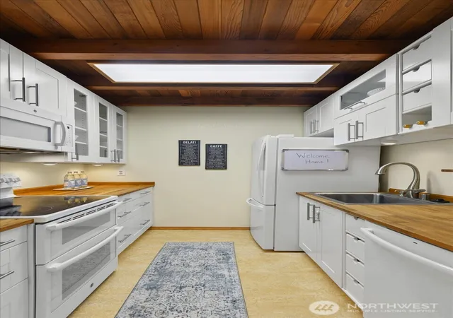 Photo 4 of Sale Pending at 19853 25th Avenue NE #314, Shoreline, WA 98155 | MLS# NWM2584982 | Listing updated on 2026-10-01