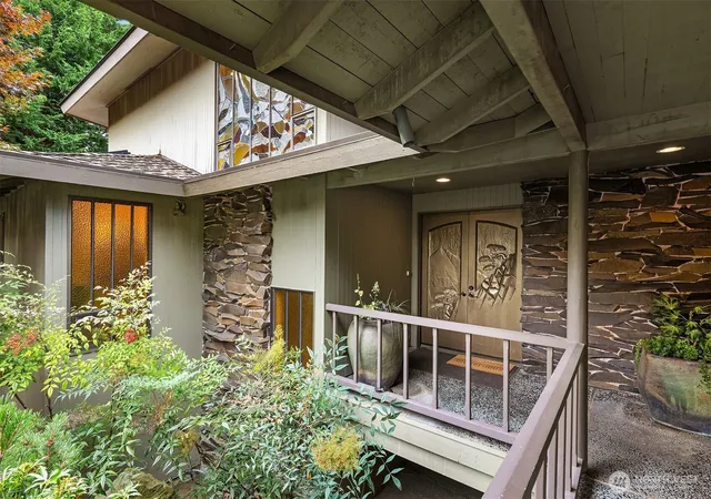 Photo 2 of Sale Pending at 2583 Magnolia Blvd W, Seattle, WA 98199 | MLS# NWM2585014 | Listing updated on 2026-09-22