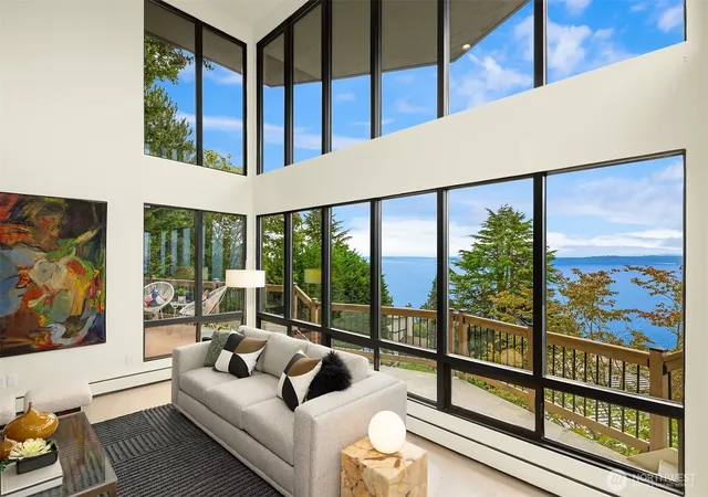 Photo 3 of Sale Pending at 2583 Magnolia Blvd W, Seattle, WA 98199 | MLS# NWM2585014 | Listing updated on 2026-09-22