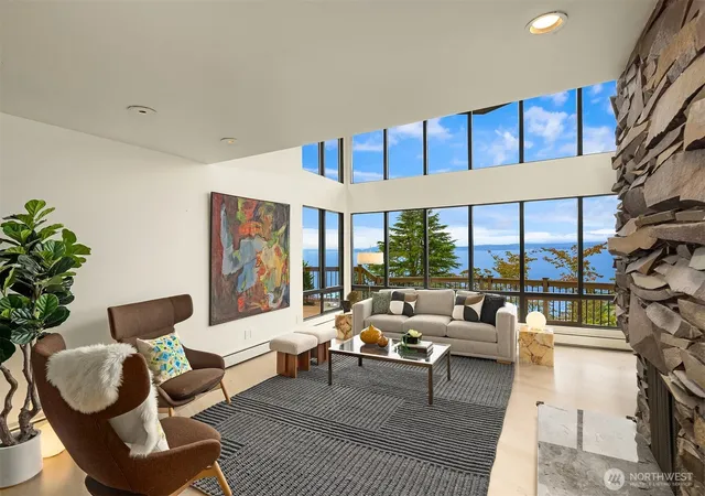 Photo 3 of Sale Pending at 2583 Magnolia Blvd W, Seattle, WA 98199 | MLS# NWM2585014 | Listing updated on 2026-09-22