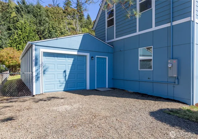 Photo 3 of Single family home for sale at 1905 Riverside Ave, Hoquiam, WA 98550 | MLS# NWM2585021 | Listing updated on 2026-09-20