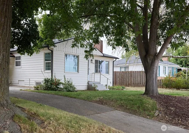 Photo 3 of Single family home for sale at 2340 Rainier St, Walla Walla, WA 99362 | MLS# NWM2585045 | Listing updated on 2026-09-21