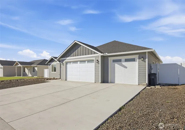 Photo 3 of Single family home for sale at 913 6th Avenue Ne, Ephrata, WA 98823 | MLS# NWM2585054 | Listing updated on 2026-09-28