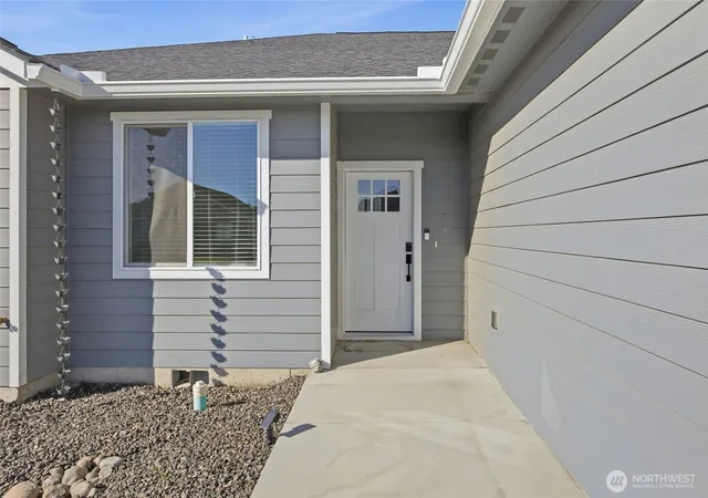 Photo 3 of Single family home for sale at 913 6th Avenue NE, Ephrata, WA 98823 | MLS# NWM2585054 | Listing updated on 2026-09-28