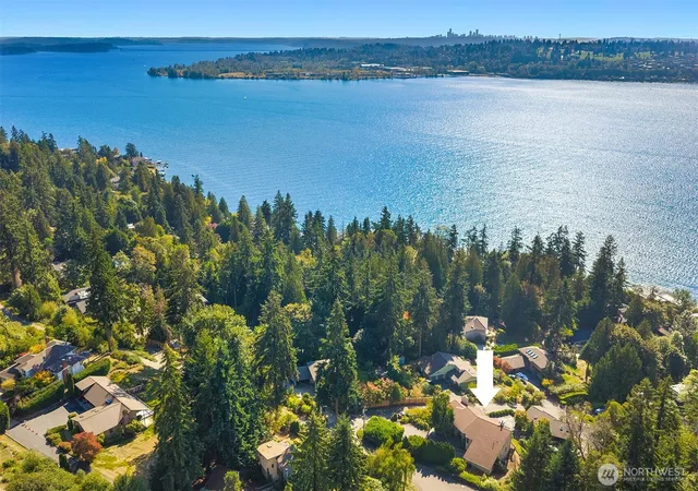 Photo 2 of Sale Pending at 11925 73rd Place Ne, Kirkland, WA 98034 | MLS# NWM2585056 | Listing updated on 2026-09-30