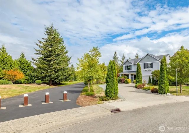 Photo 3 of Single family home for sale at 824 Pyramid Peak Pl, Mount Vernon, WA 98273 | MLS# NWM2585071 | Listing updated on 2026-09-25