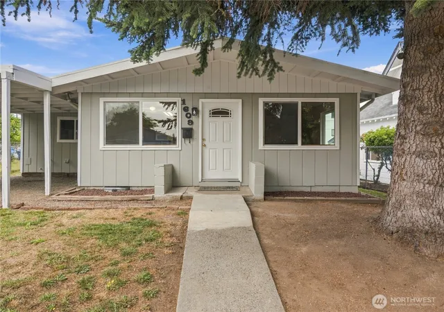 Photo 2 of Single family home for sale at 1609 E Wright Ave, Tacoma, WA 98404 | MLS# NWM2585073 | Listing updated on 2026-09-26