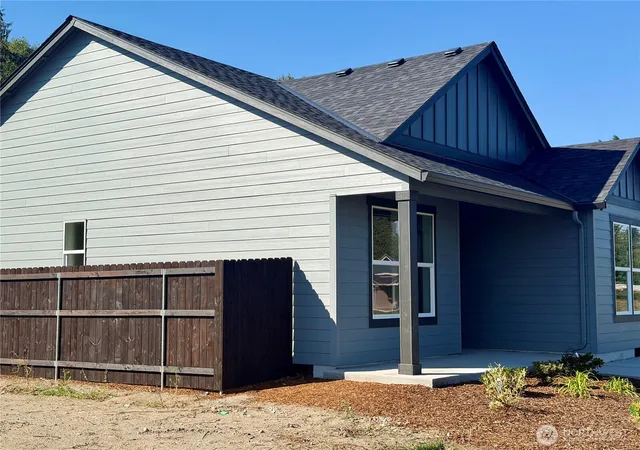 Photo 4 of Single family home for sale at 572 Rainbow Way, Kelso, WA 98626 | MLS# NWM2585130 | Listing updated on 2026-09-27