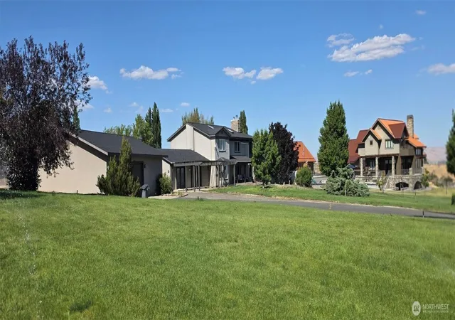 Photo 2 of Single family home for sale at 8601 Scenic Dr, Yakima, WA 98908 | MLS# NWM2585183 | Listing updated on 2026-09-21