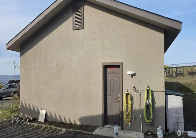 Photo 3 of Single family home for sale at 8601 Scenic Dr, Yakima, WA 98908 | MLS# NWM2585183 | Listing updated on 2026-09-21