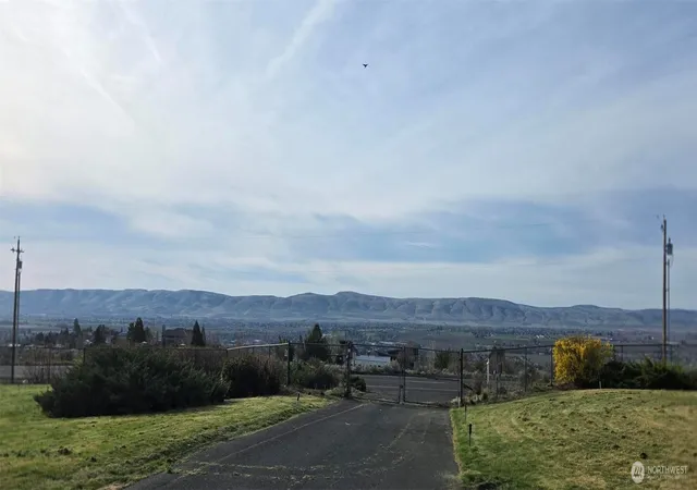Photo 4 of Single family home for sale at 8601 Scenic Dr, Yakima, WA 98908 | MLS# NWM2585183 | Listing updated on 2026-09-21