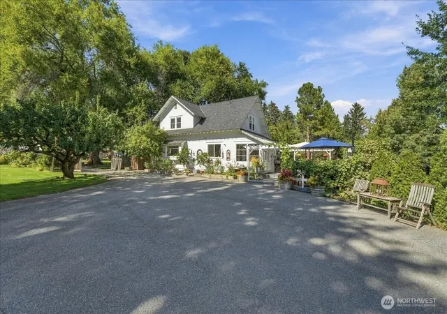 Photo 3 of Single family home for sale at 1217 Pershing St, Wenatchee, WA 98801 | MLS# NWM2585186 | Listing updated on 2026-09-25